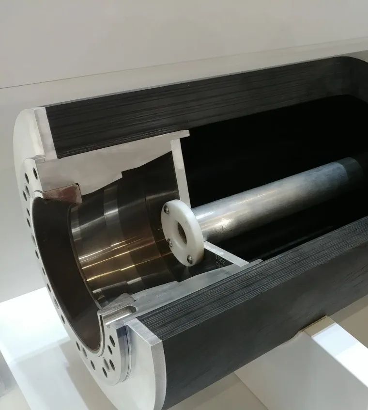 Sezione di un rullo ibrido alluminio-carbonio con flangia lavorata