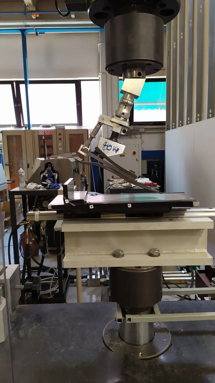 Protesi in carbonio sulla macchina di prova durante il test meccanico